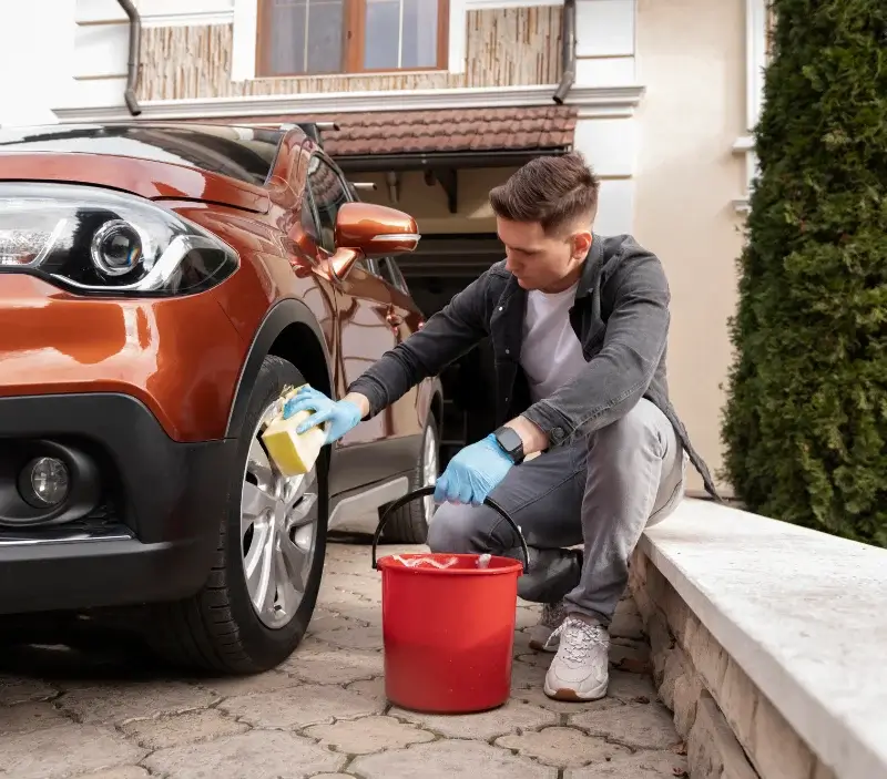 Lavage auto à domicile Ferrals-les-Corbières : professionnel intervenant sur un véhicule